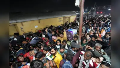 New Delhi Railway Station Stampede: बच्चों के स्कूल बैग…, आधा खाया हुआ खाना… और बिखरे सामान, भगदड़ के बाद ऐसा था मंजर