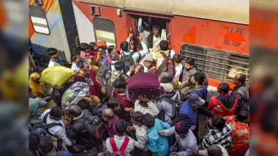 महाकुंभ: बिहार सरकार ने संभाला रेलवे स्टेशनों पर मोर्चा, ट्रेनों में भीड़ नियंत्रण के लिए हुए कड़े बंदोबस्त