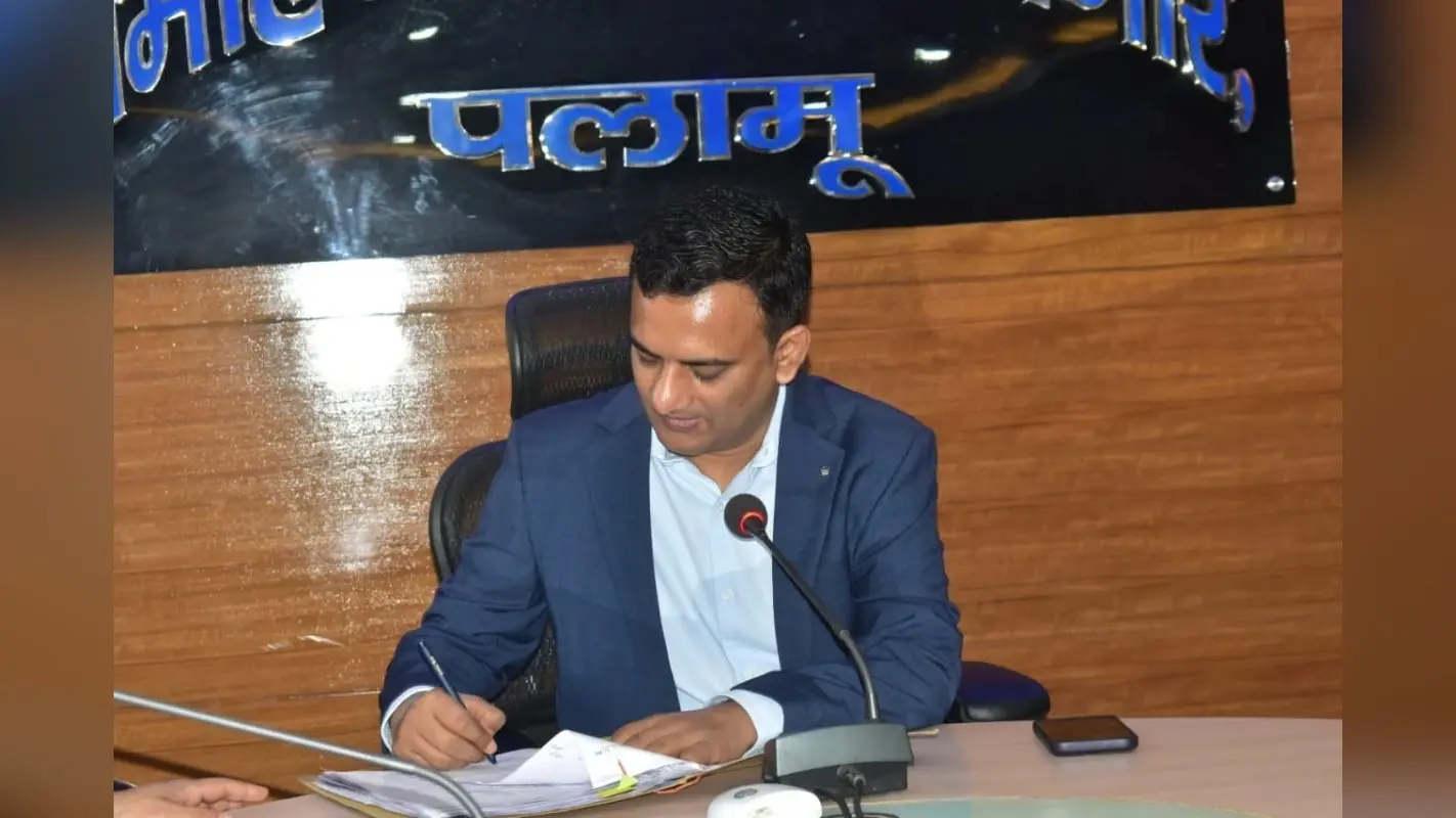 Land Mutation: दाखिल खारिज में लापरवाही पर पलामू डीसी का एक्शन, सीओ समेत तीन पर 65-65 हजार का जुर्माना