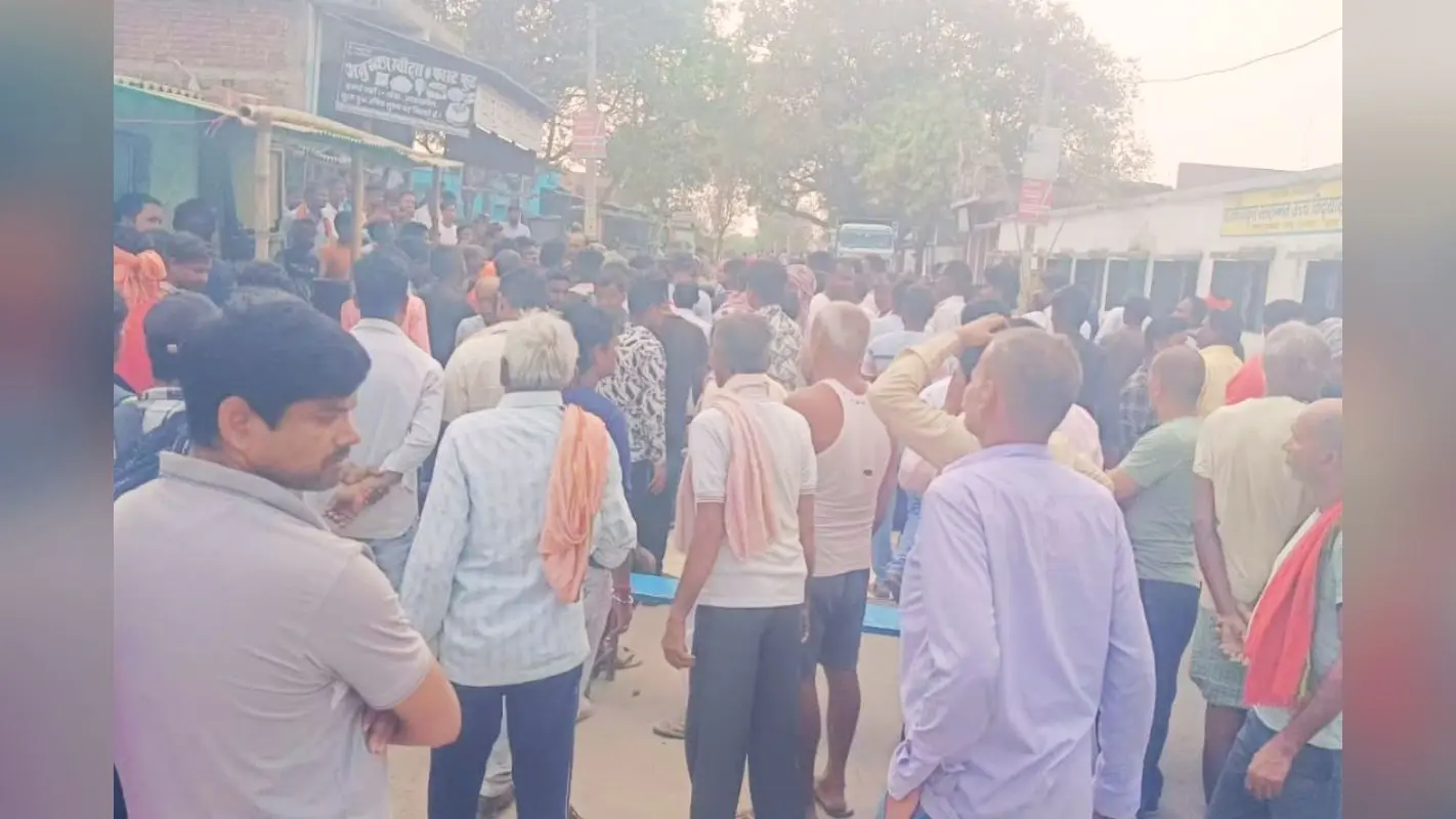 हुसैनाबाद और रेड़मा में सड़क दुर्घटनाओं में 2 की मौत, आक्रोशित लोगों ने दंगवार-जपला रोड को किया जाम, हंगामा