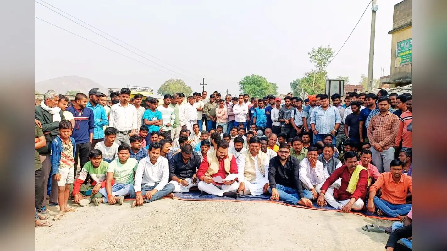 हरिहरगंज में सड़क हादसे में युवक की मौत के एक दिन बाद रोड जाम, 20 लाख मुआवजे की मांग, देखें Video