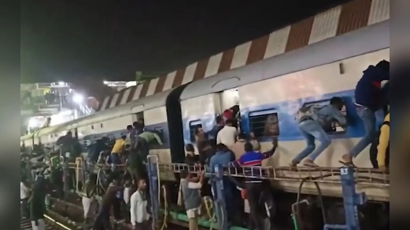 Video: पटना-गया पैसेंजर ट्रेन में चढ़ने के लिए जान जोखिम में डाल रहे लोग, महाकुंभ जाने के लिए उमड़ी भीड़