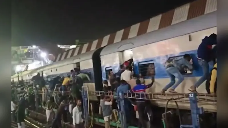 Video: पटना-गया पैसेंजर ट्रेन में चढ़ने के लिए जान जोखिम में डाल रहे लोग, महाकुंभ जाने के लिए उमड़ी भीड़