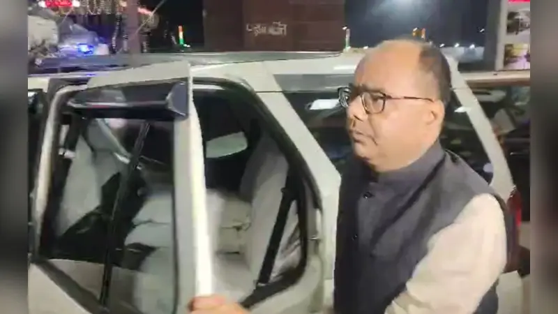Video: अचानक पटना जंक्शन पहुंच गए DM चंद्रशेखर सिंह, असमाजिक तत्वों पर कार्रवाई का दिया आदेश