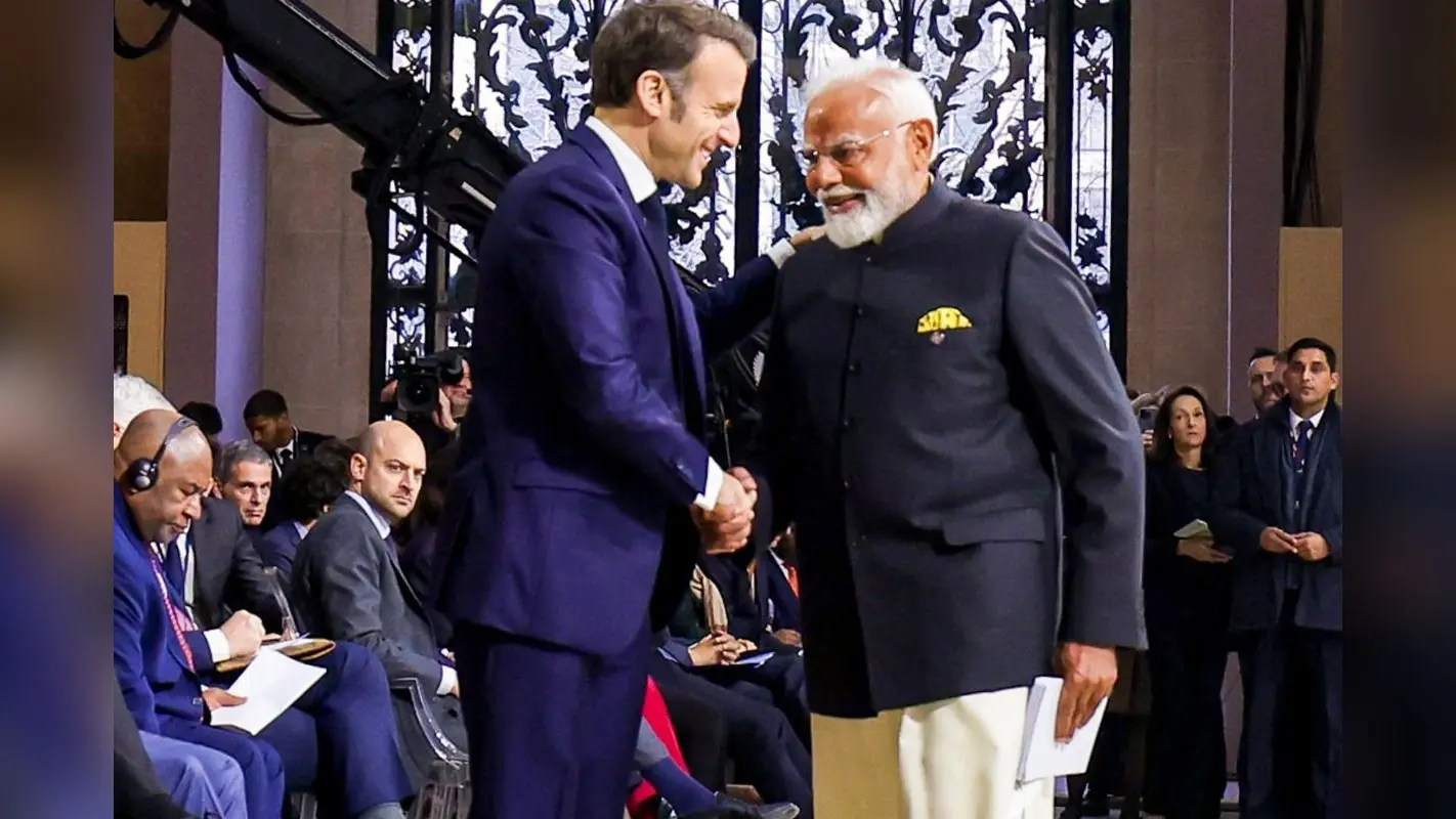 PM Modi Look: फ्रांस में पीएम मोदी का जलवा, सूट-बूट वालों के बीच कुर्ते में मचाया धमाल, देखें Photos