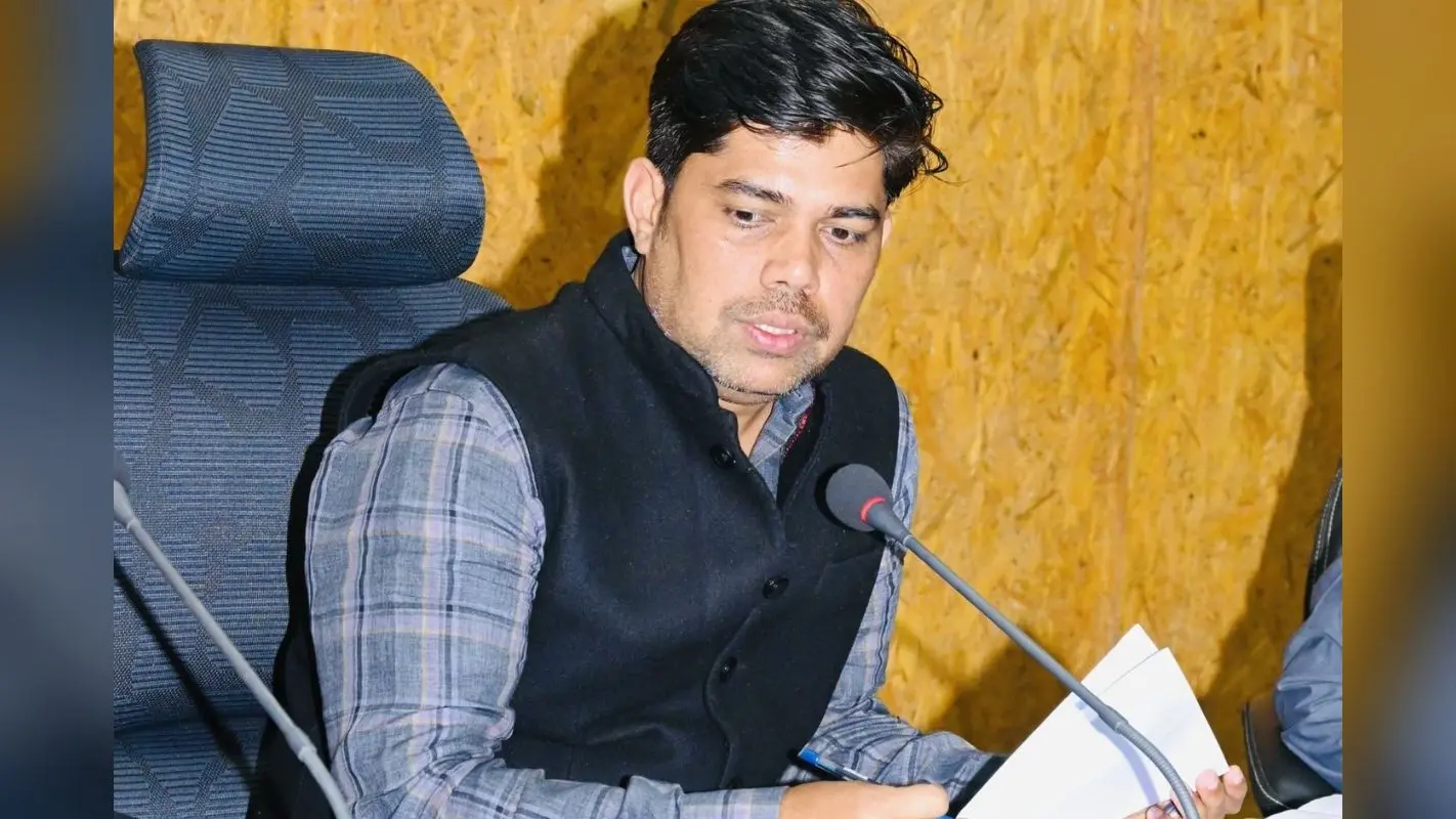 Success Story: कभी बेचते थे चूड़ी, सिविल सर्विस की तैयारी के लिए छोड़ी सरकारी नौकरी फिर बन गये IAS