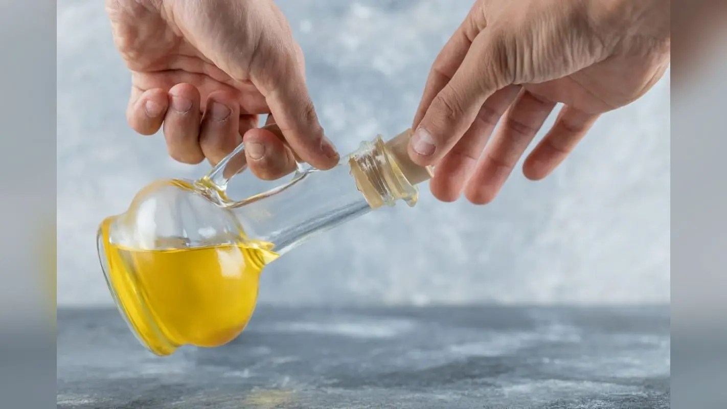 Side Effects Of Refined Oil: आपकी सेहत को तबाह कर रहा है यह तेल, आज से बंद कर दीजिए इस तेल का सेवन