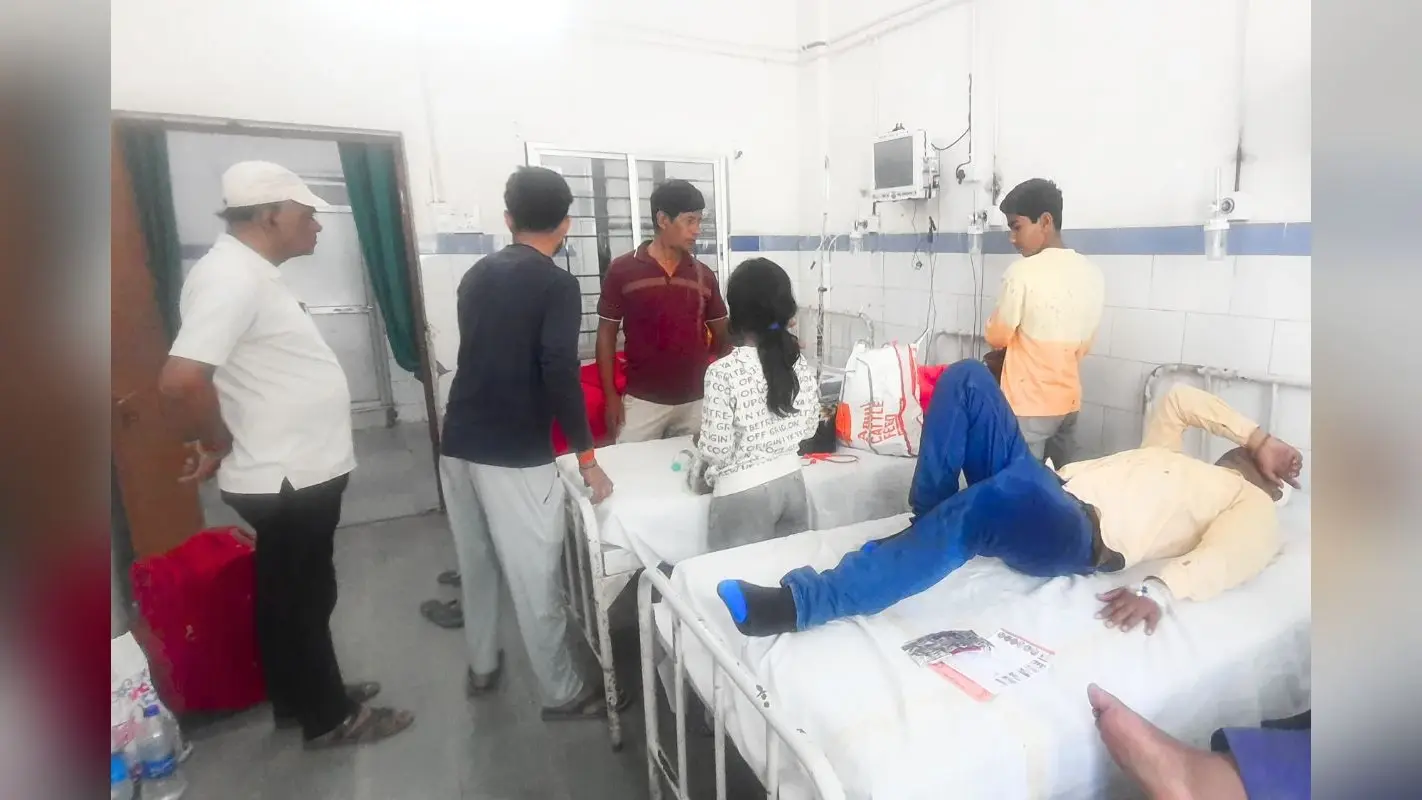 ड्राइवर की झपकी आंख और पलट गई कार, महाकुंभ से लौट रहे एक ही परिवार के आठ लोग घायल