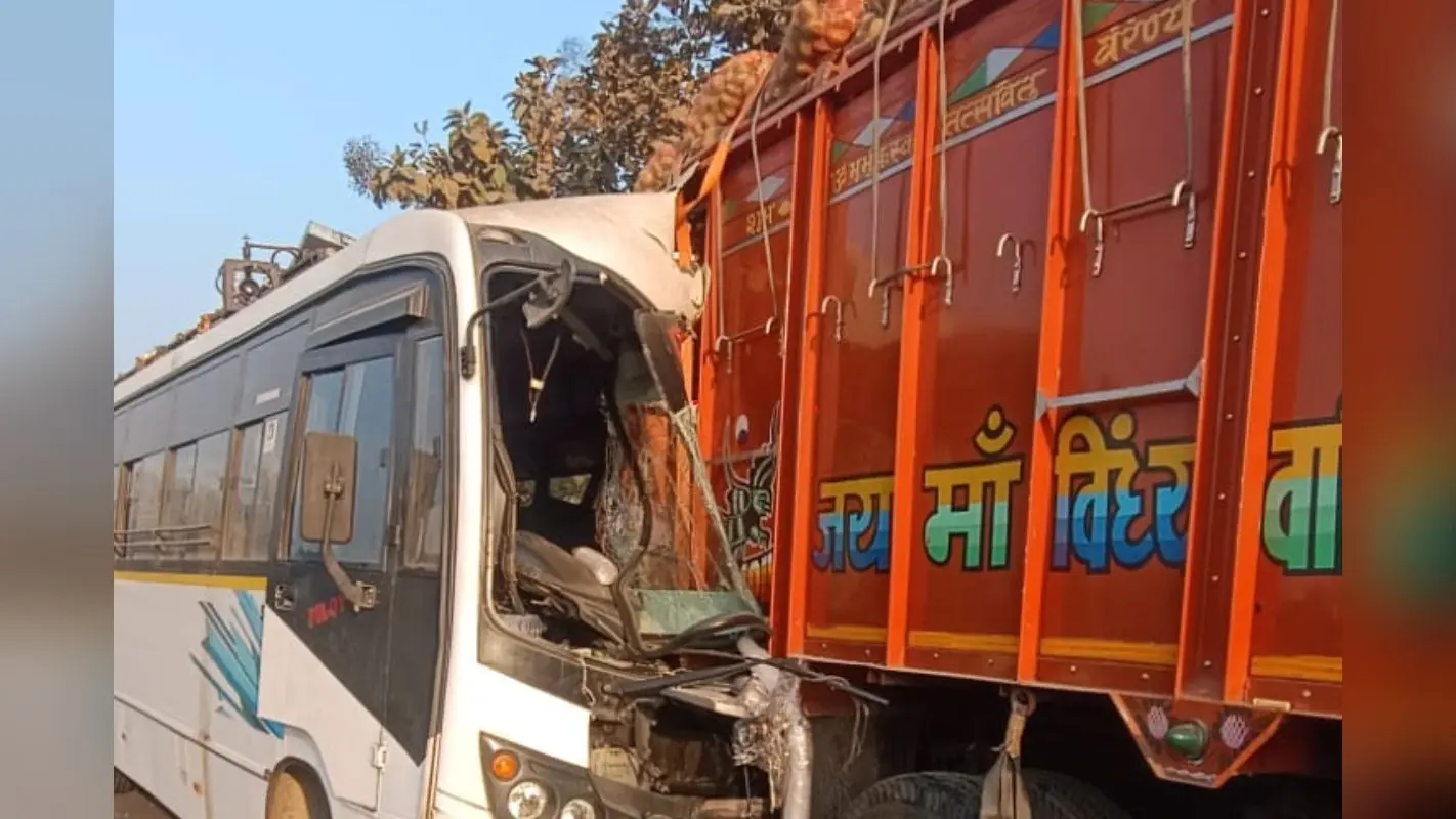 हजारीबाग में भीषण सड़क हादसा, महाकुंभ से बोकारो लौट रही श्रद्धालुओं की बस की ट्रक से टक्कर, 2 दर्जन यात्री घायल