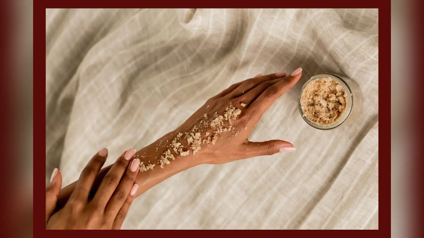 Salt as a Body Scrub: त्वचा पर नमक का स्क्रब की तरह इस्तेमाल करना सही या गलत? जानें फायदे और सावधानियां