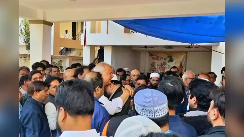 Video: बेटे की मौत के बाद रोते हुए पटना पहुंचे शकील अहमद खान, आवास पर लगा नेताओं का तांता