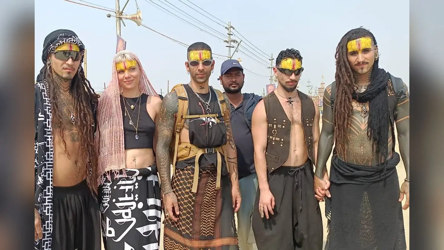 Mahakumbh 2025 : अंतिम स्नान के लिए ब्राजील से आया शिव भक्तों का जत्था, गुदवाया भोले भंडारी का टैटू