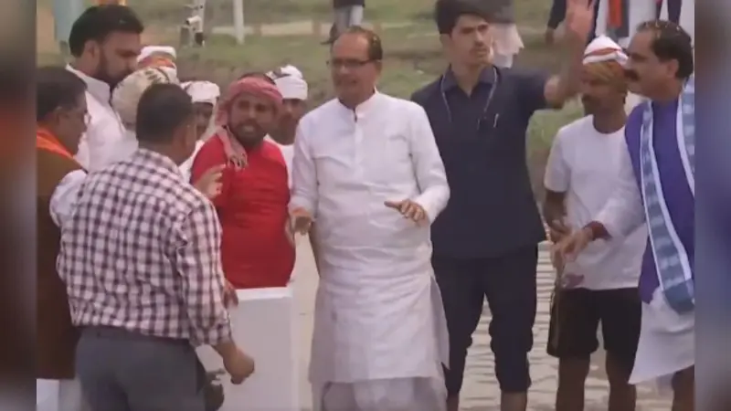 Video: कीचड़ में उतर कर ये क्या करने लगे शिवराज सिंह चौहान? केंद्रीय कृषि मंत्री का दिखा अनोखा रूप