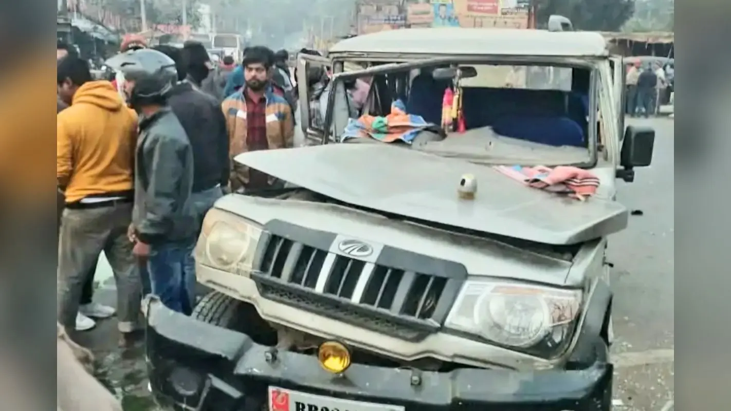 सीवान में तेज रफ्तार ट्रक ने बोलेरो में मारी टक्कर, 12वीं की परीक्षा देने जा रहीं 10 छात्राएं घायल
