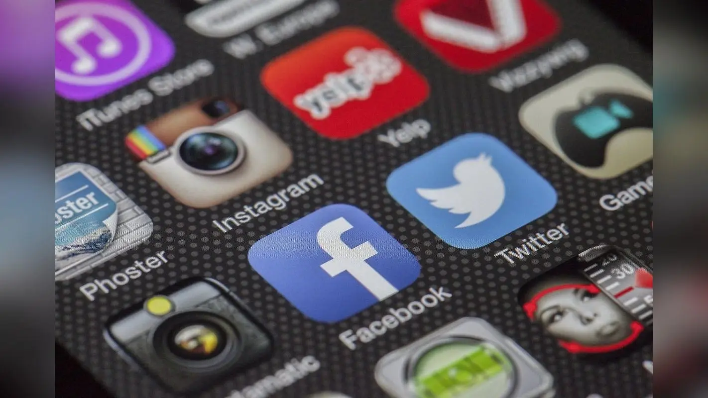 Social Media Side Effects: स्वास्थ्य और समय दोनो बर्बाद कर रहा है सोशल मीडिया, कहीं आप भी तो नहीं फंस चुके हैं इसके चंगुल में?