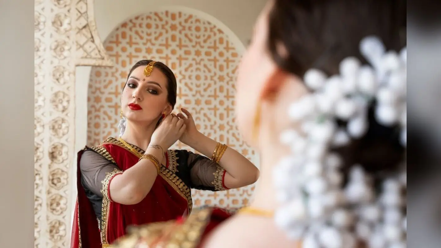 Suhag Rituals: विवाहित महिलाएं भूलकर भी न फेंके यह चीज, वरना पति की लंबी उम्र पर पड़ेगा नकारात्मक असर