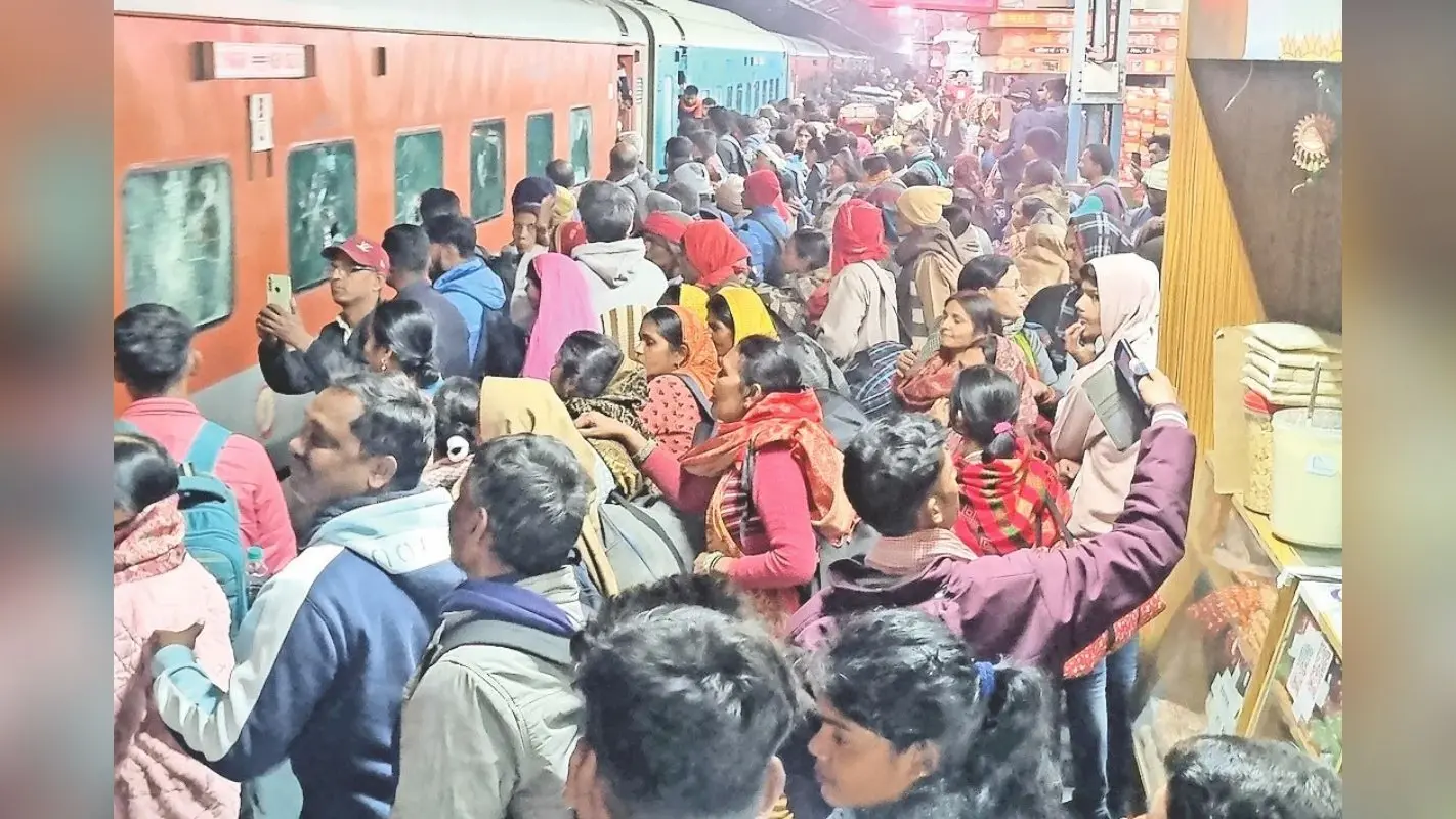 बिहार में स्वतंत्रता सेनानी सुपरफास्ट एक्सप्रेस में तोड़फोड़, महाकुंभ यात्रियों ने जमकर किया हंगामा