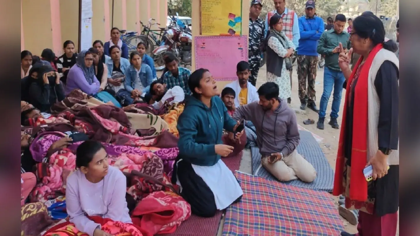 Video: भागलपुर में ‘देव सर’ के लिए अनशन पर स्टूडेंट, छात्रा बोली- ‘गलती हमारी तो सजा शिक्षक को क्यों, मरेंगे पर हटेंगे नहीं’