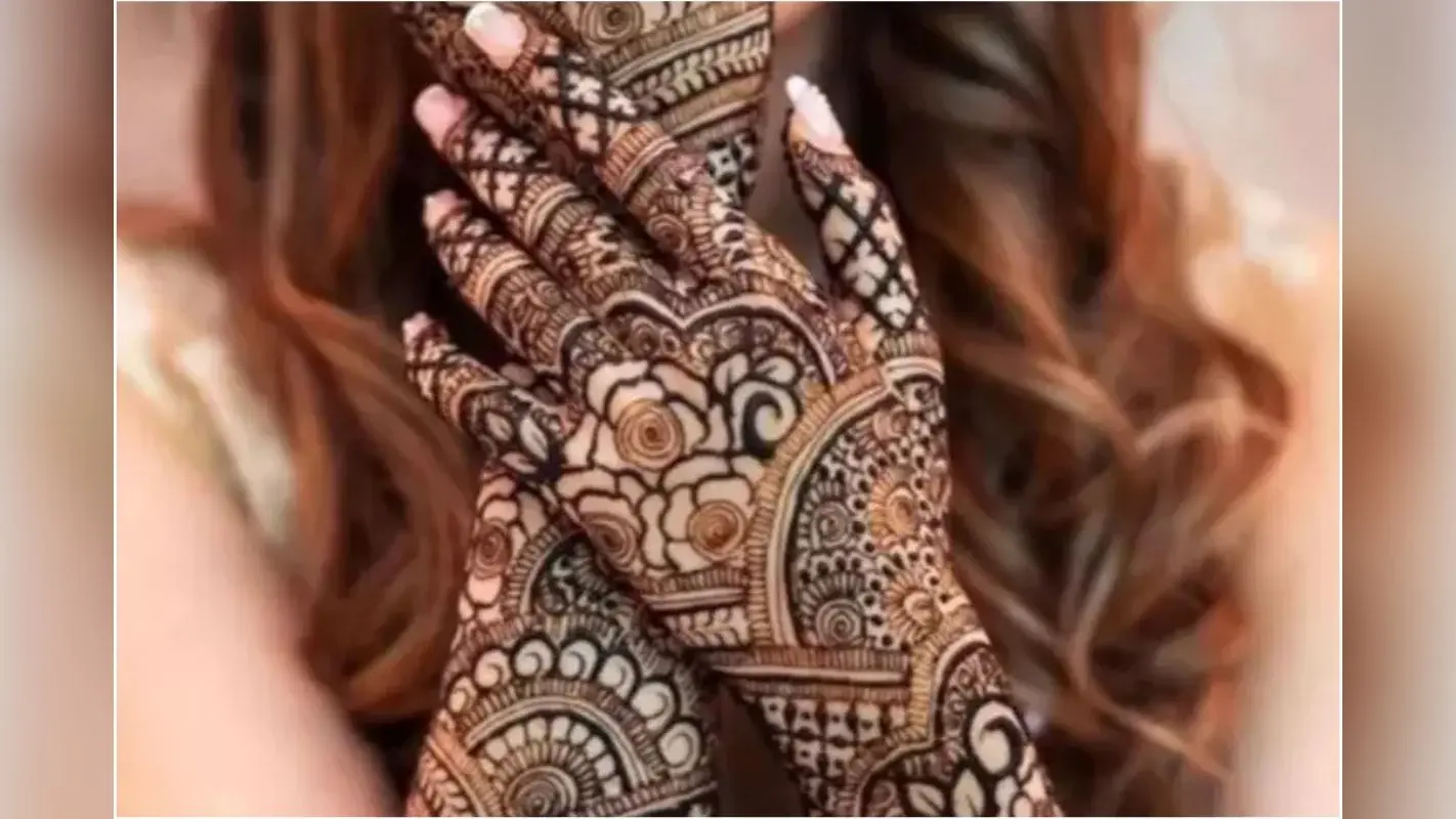 Valentine’s Day 2025 Mehndi Designs: मेहंदी के जरिये अपने प्यार का करें इजहार,वेलेंटाइन डे पर ट्राई करें ये स्टाइल्स
