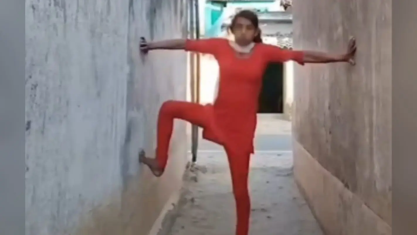 Viral Video: बिहार में महिला टीचर और प्रिंसिपल के बीच महासंग्राम! खूब हुई छीना-झपटी, देखें वीडियो