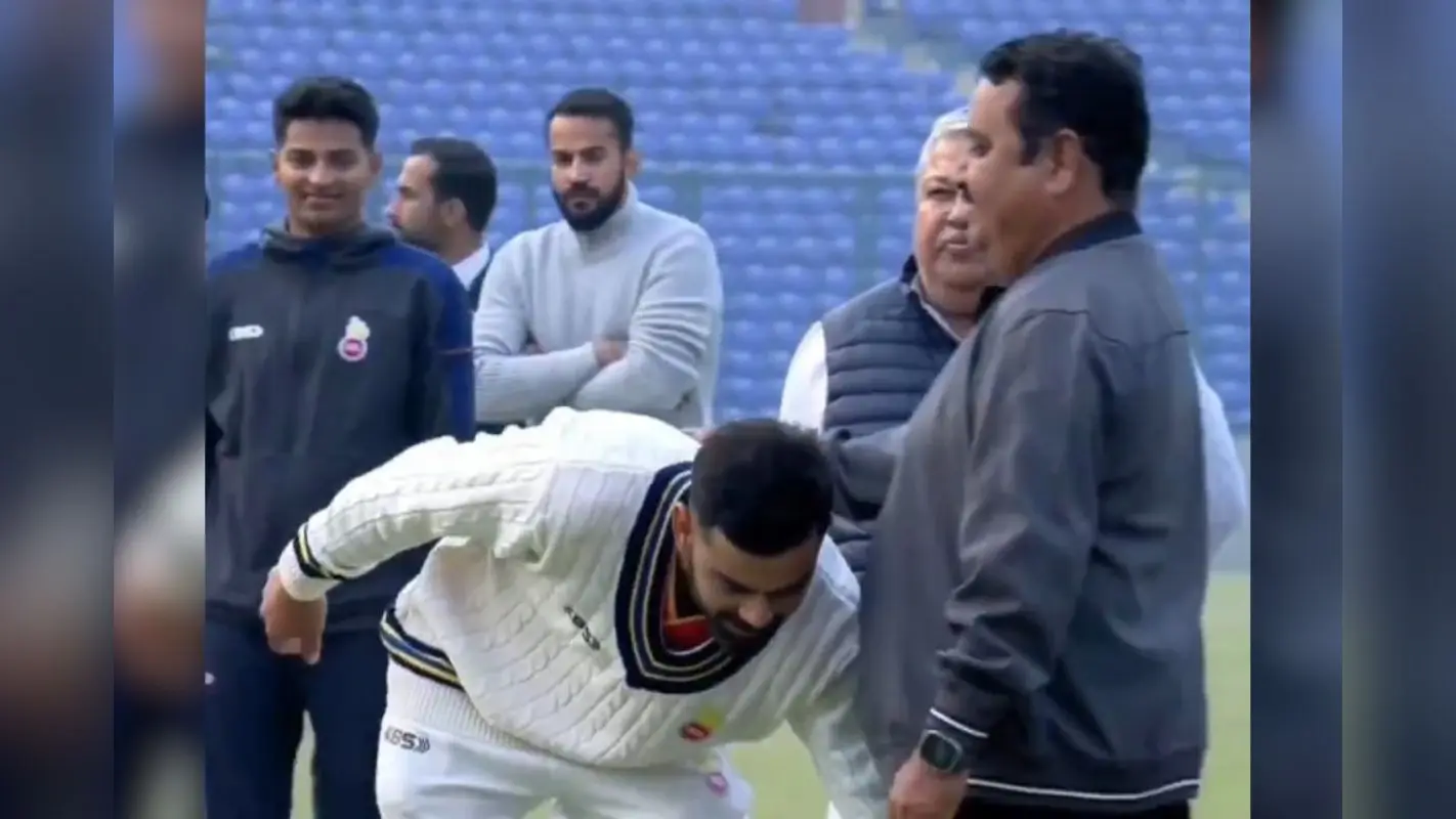 गुरु के पैरों पर गिरा किंग! बचपन के कोच को सम्मान देकर छा गए संस्कारी विराट कोहली
