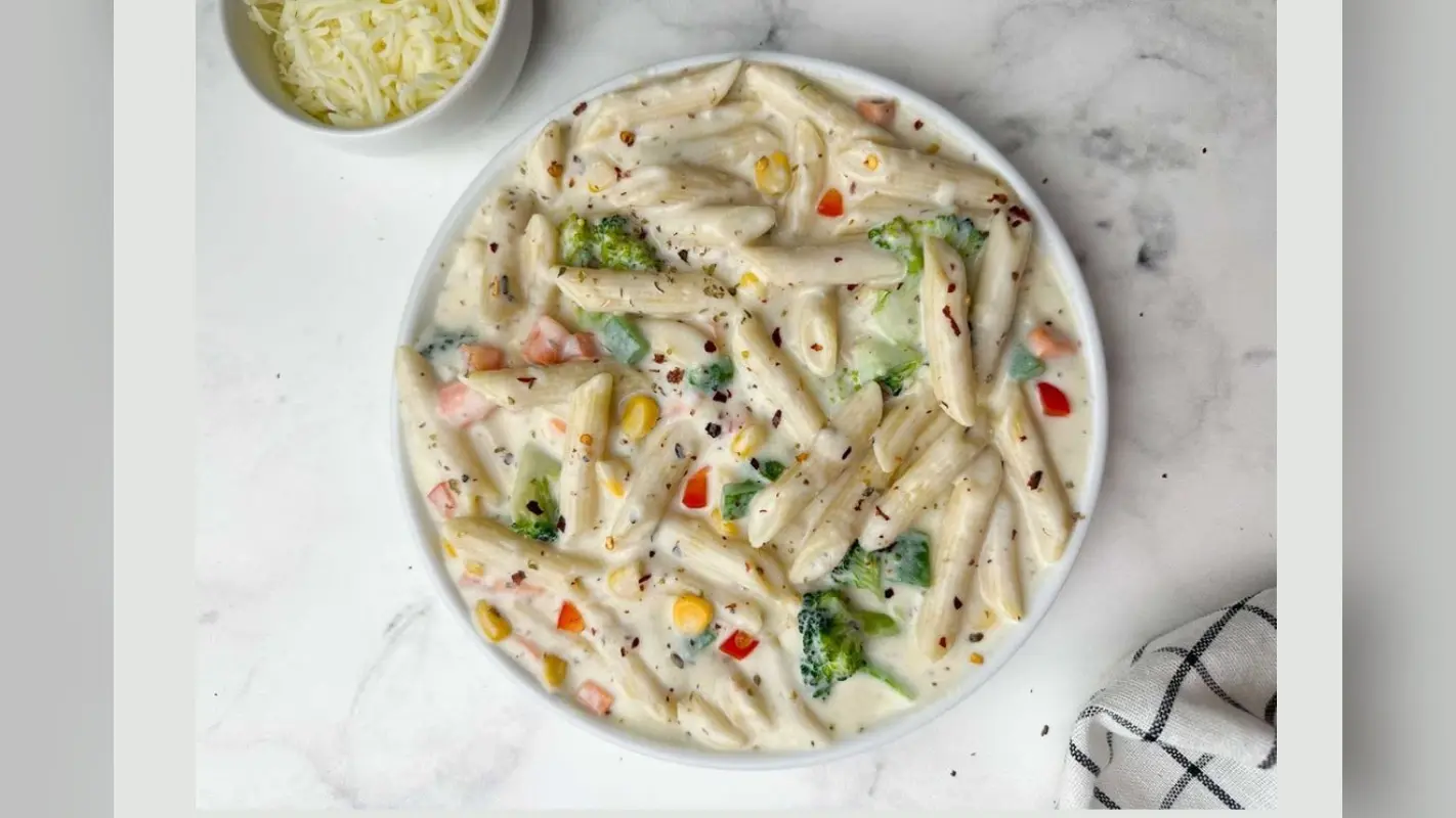 White Sauce Pasta Recipe: इस तरह से बनाएं टेस्टी एंड क्रीमी व्हाइट सॉस पास्ता