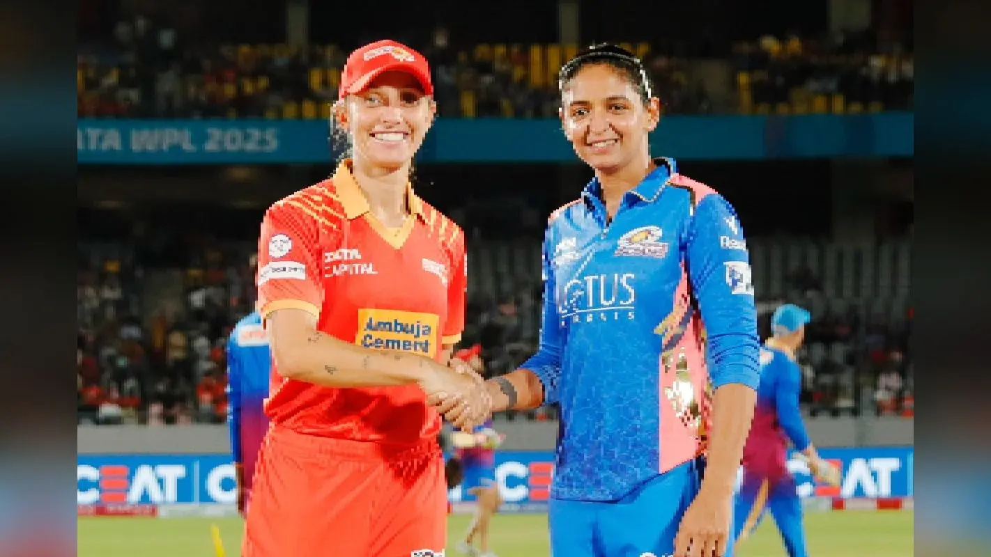 WPL 2025 MI vs GG: मुंबई ने टॉस जीत किया गेंदबाजी का फैसला, गुजरात की पहले बल्लेबाजी, देखें प्लेइंग XI