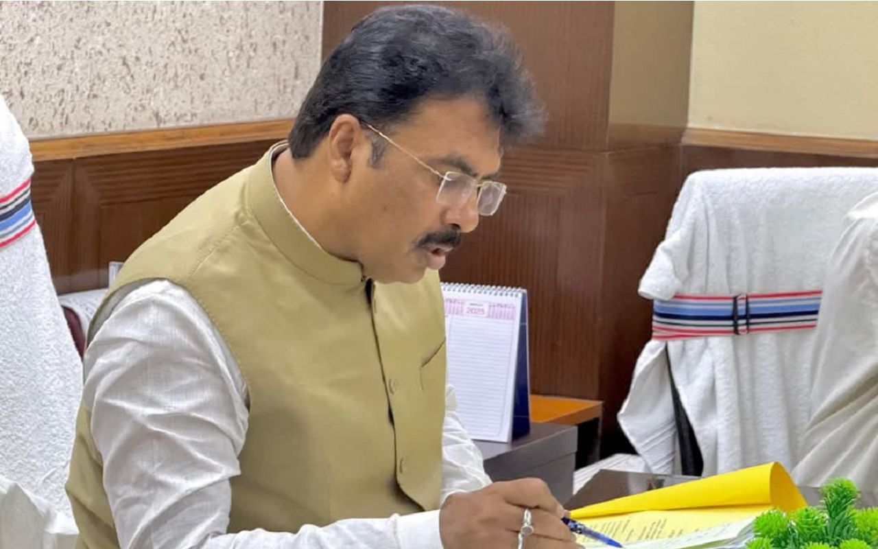Araria News: भ्रष्टाचार के आरोप में रानीगंज के अंचलाधिकारी निलंबित, विभागीय कार्रवाई भी शुरू