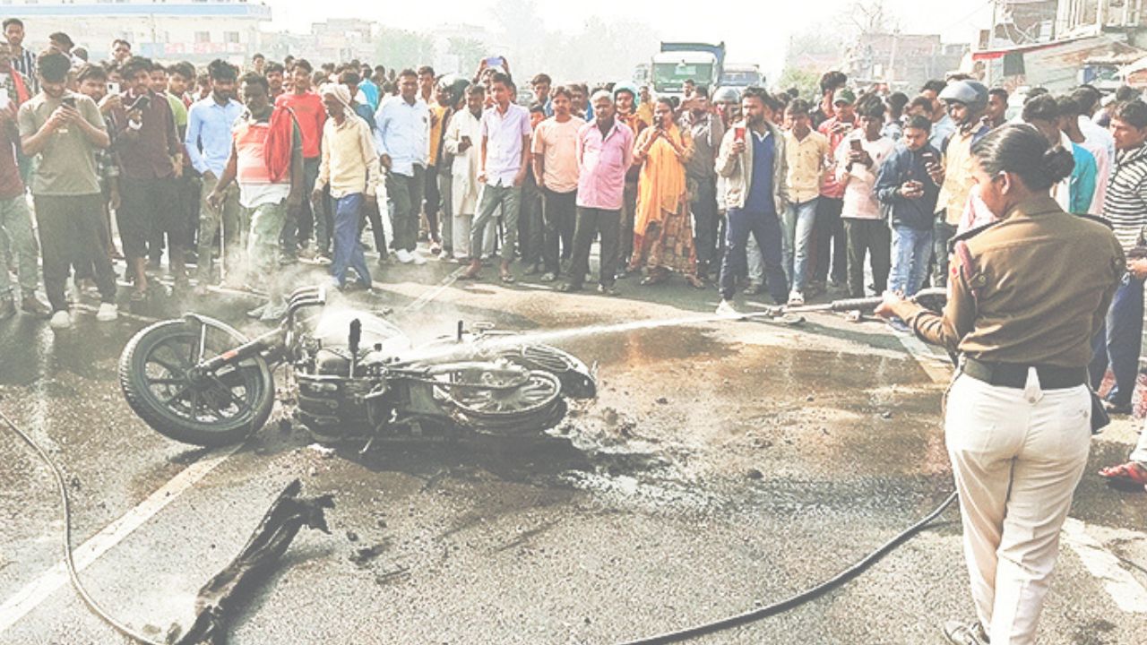 Bihar News: हाजीपुर में डिवाइडर से टकराने के बाद बुलेट में लगी आग, नालंदा निवासी दारोगा की मौत