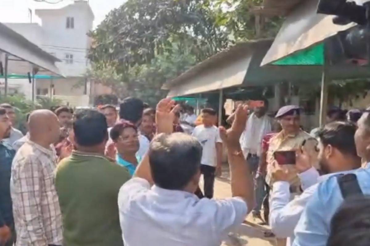 ED Raid in Chhattisgarh : ईडी की गाड़ी को कांग्रेस कार्यकर्ताओं ने तोड़ा, केस दर्ज