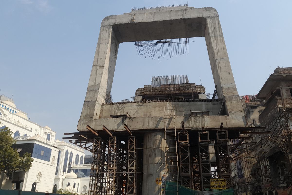 निर्माणाधीन डबल डेकर पुल का फोटो