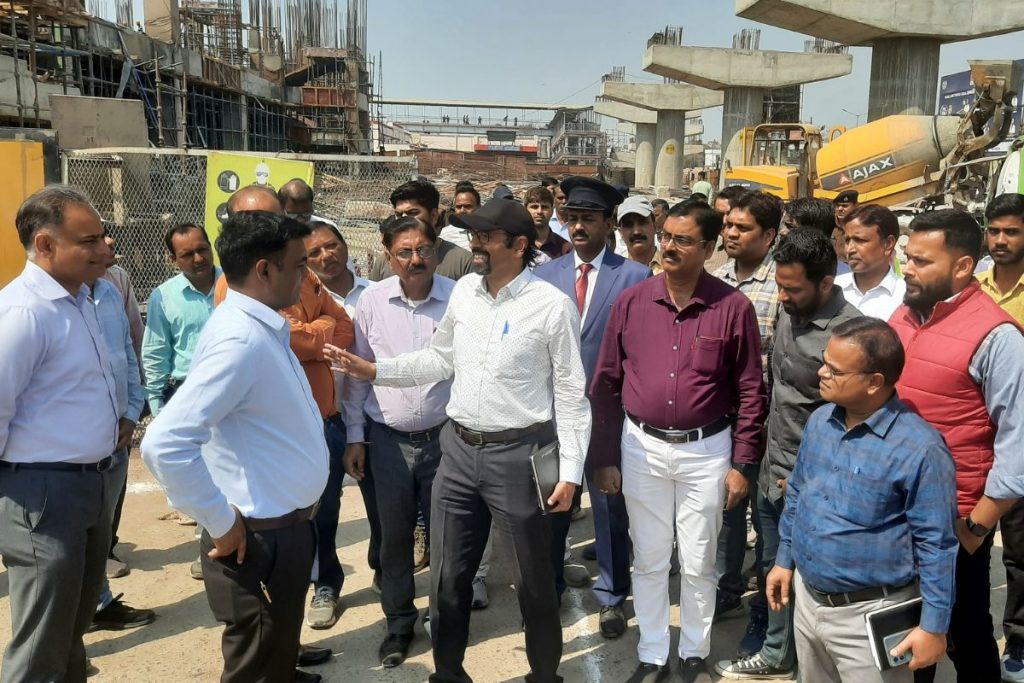 निर्माण कार्य का निरीक्षण करते सोनपुर मंडल के डीआरएम (टोपी में)