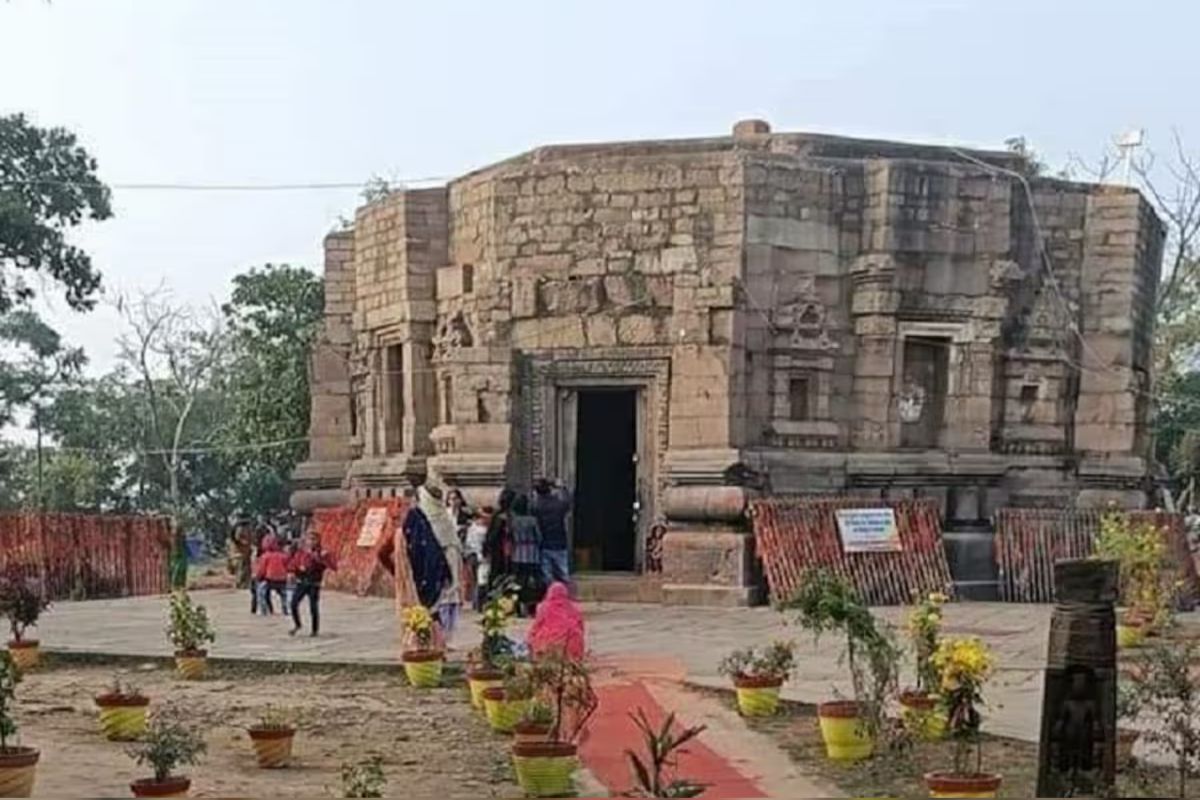 पवरा पहाड़ी पर स्थित मां मुंडेश्वरी का मंदिर