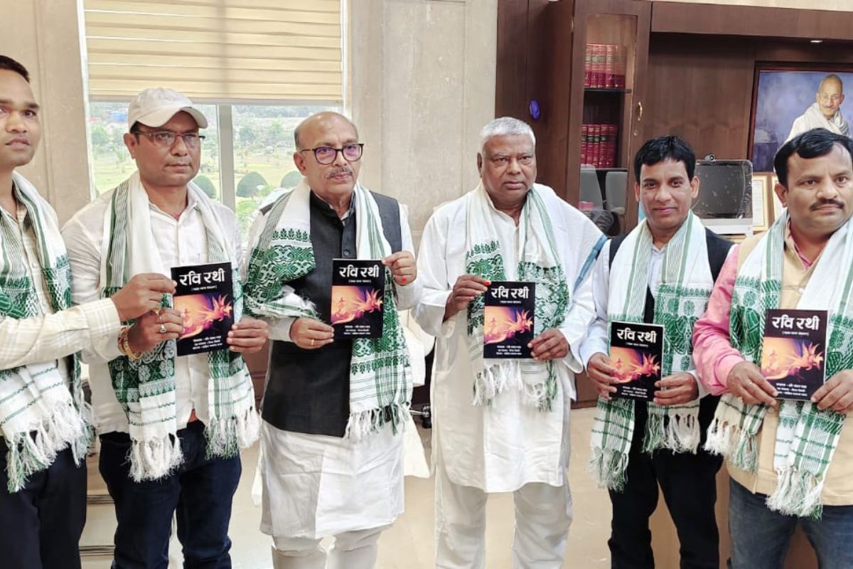 रवि रथी हिंदी काव्य संकलन का विधानसभा अध्यक्ष रवींद्रनाथ महतो ने किया विमोचन, बोले- कविता साहित्य की एक विधा
