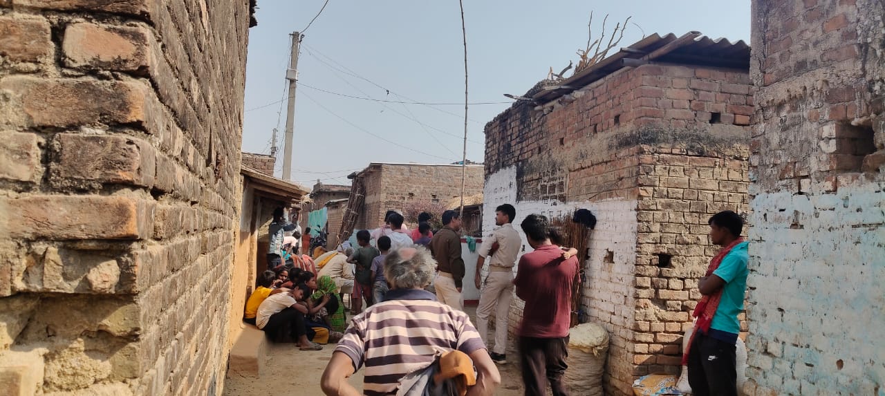 बिहार के मुंगेर में सनकी ने पत्नी को कुल्हाड़ी से काटा, पकड़ने आए ग्रामीण तो धमकाया- ‘तुम्हें भी काट देंगे…’