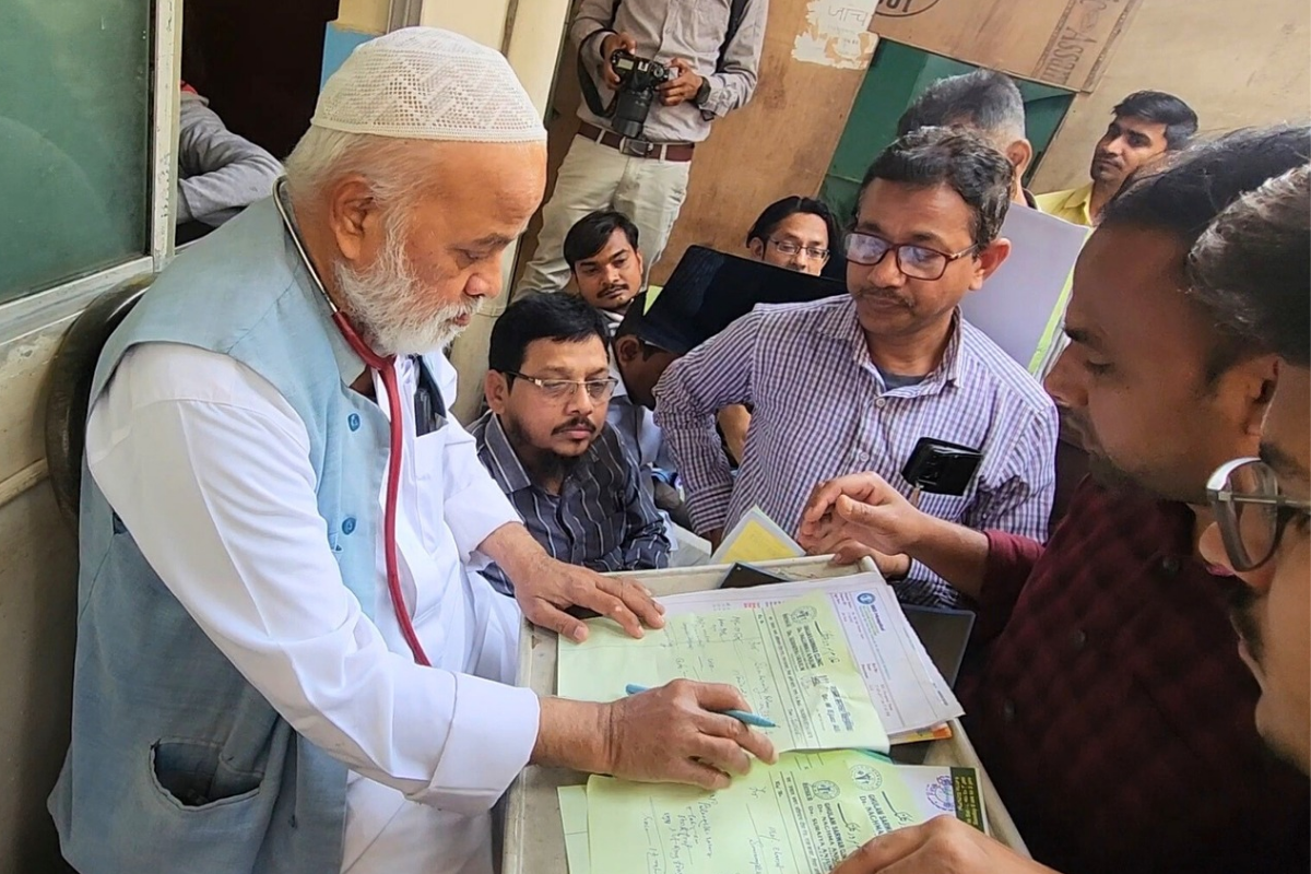 Good Story: मरीजों के बीच मसीहा बनने की प्रेरक कहानी, मां की इच्छा पर 10 रुपये की फीस लेकर Dr Ejaz Ali कर रहे हैं इलाज..