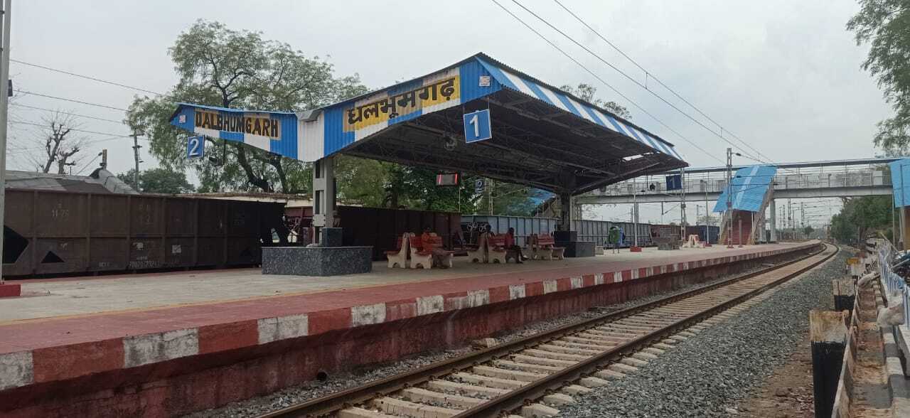 East Singhbhum News : धालभूमगढ़ में रोज हजारों यात्री पकड़ते हैं ट्रेन, फिर भी एक्सप्रेस का ठहराव नहीं