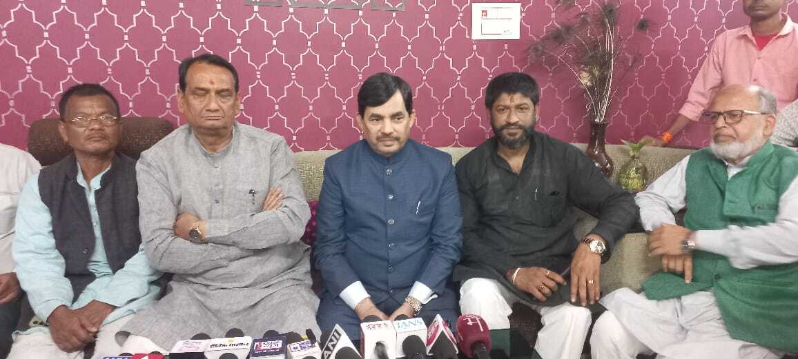 ओवैसी मुसलमानों को कर रहे गुमराह, नहीं चाहते उनके बच्चे ले सकें आधुनिक शिक्षा : शाहनवाज