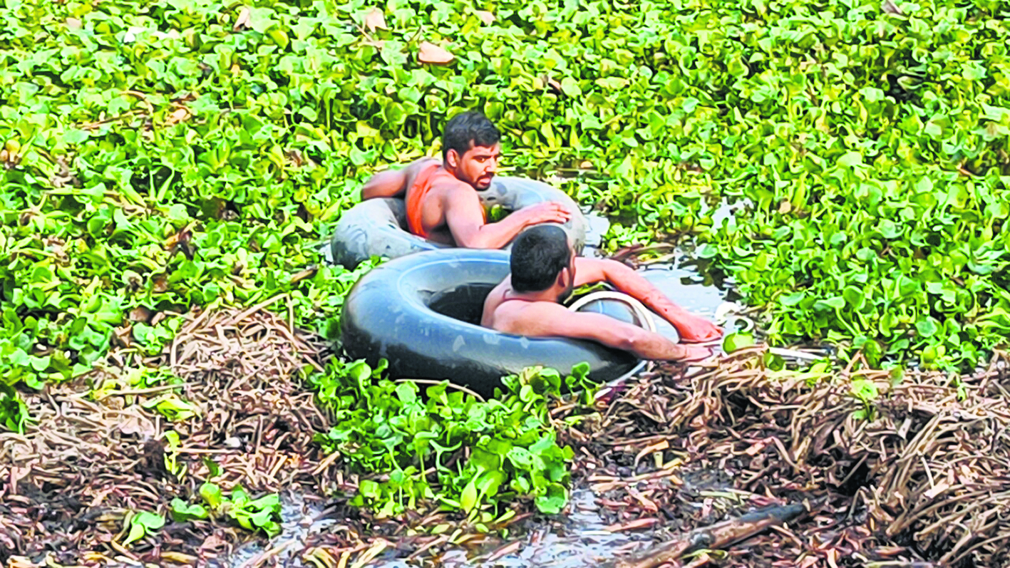 खासगंज मोहल्ला में युवक ने पोखर में लगायी छलांग