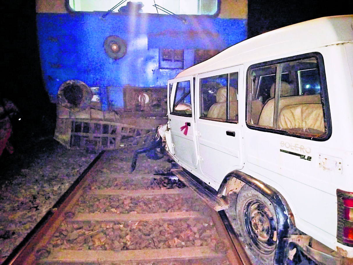 अवैध रेलवे क्रॉसिंग पर ट्रेन से टकरायी बोलेरो
