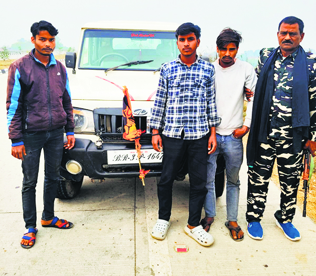 शराब लदी बोलेरो के साथ तीन तस्कर धराये