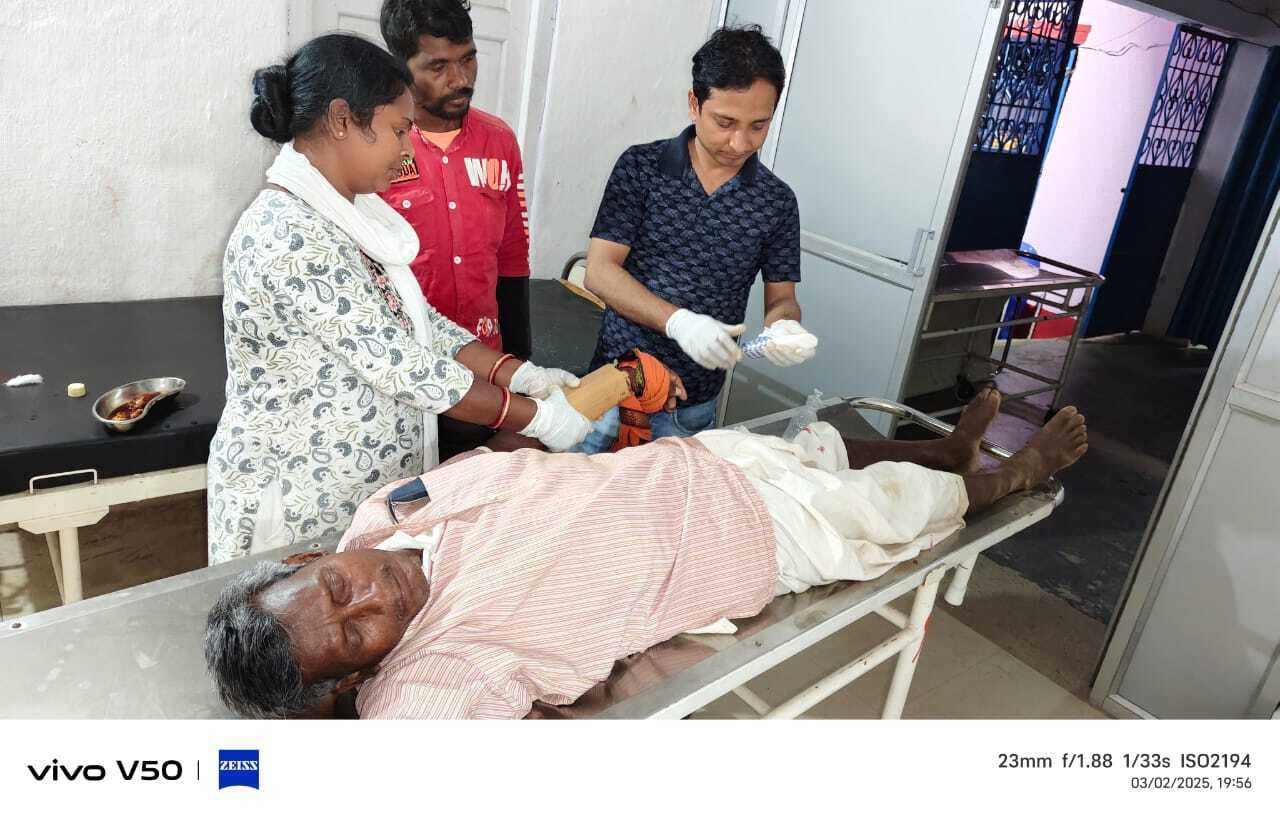 टोटो पलटने से तीन लोग घायल, हायर सेंटर रेफर