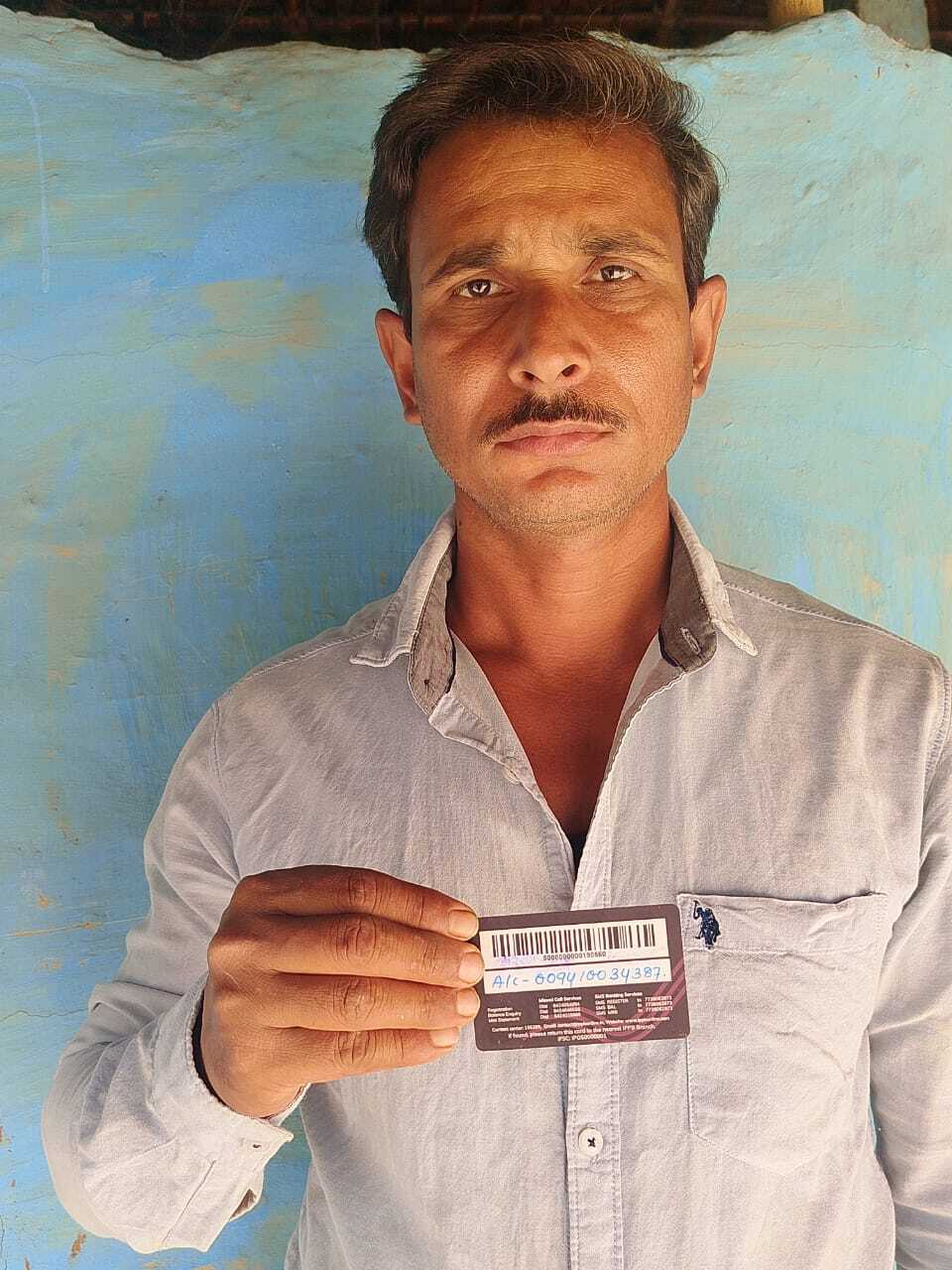 बेटे ने पैसा भेजा, नहीं निकाल पा रहे हुजूर ….