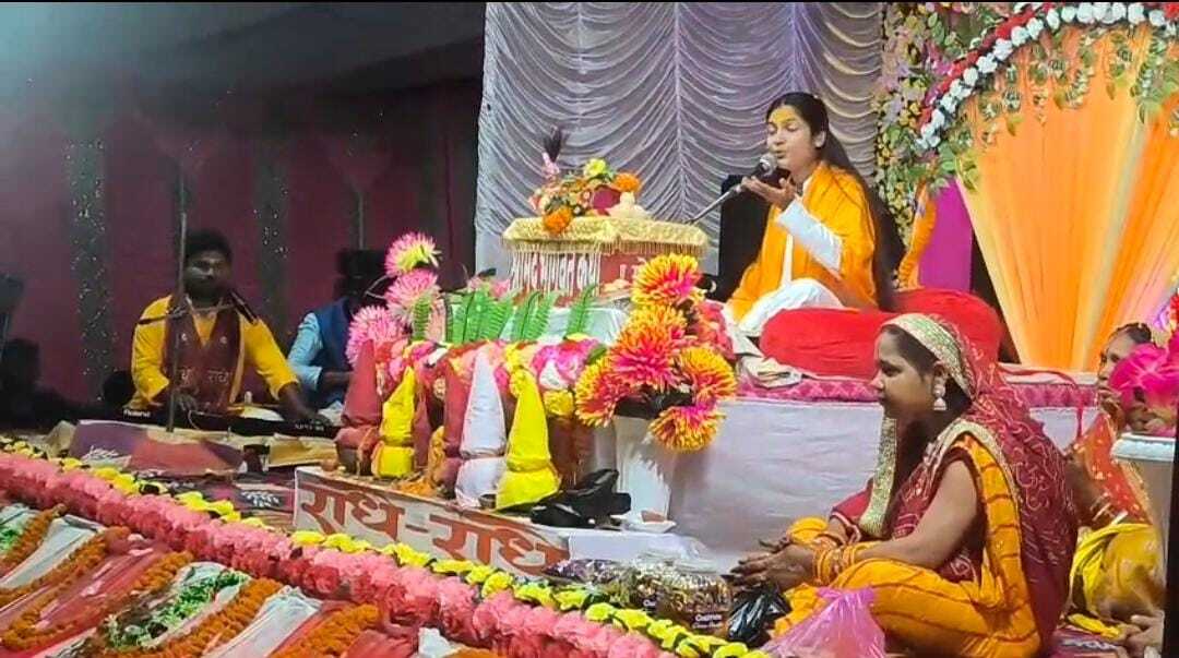 .श्रद्धालुओं ने सुनीं शिव-पार्वती की कथा