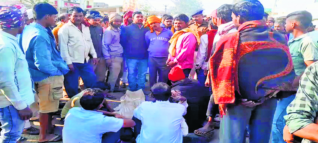 शादी समारोह में फायरिंग में बच्चे की मौत के बाद रोड जाम कर लोगों ने किया हंगामा
