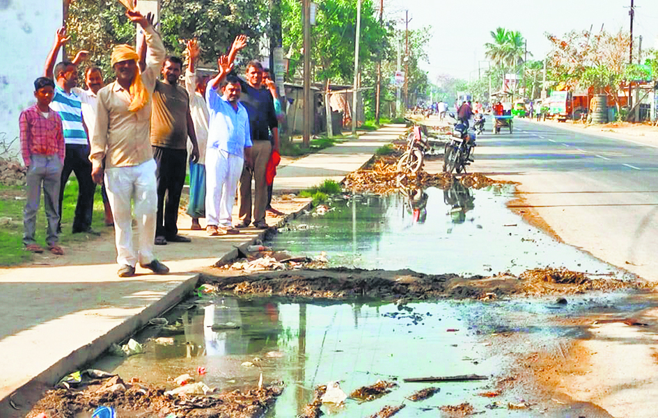 आग लगने की घटना से तीन घर जले, हजारों की संपत्ति का नुकसान