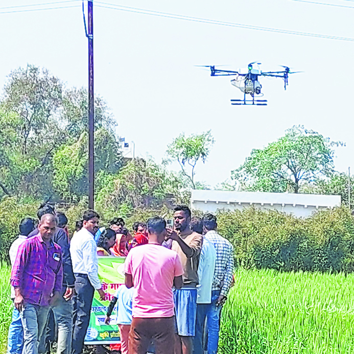 गेहूं की फसल पर ड्रोन से किया उर्वरक व कीटनाशकों का छिड़काव