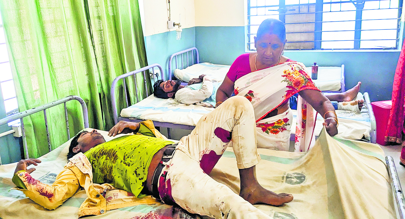 बेलगाम पिकअप वैन ने बाइक सवार तीन चचेरे भाइयों को मारी टक्कर, एक की मौत