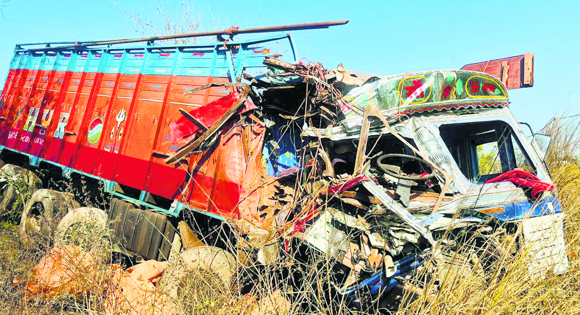 दो ट्रकों की टक्कर में एक ट्रक चालक की मौत