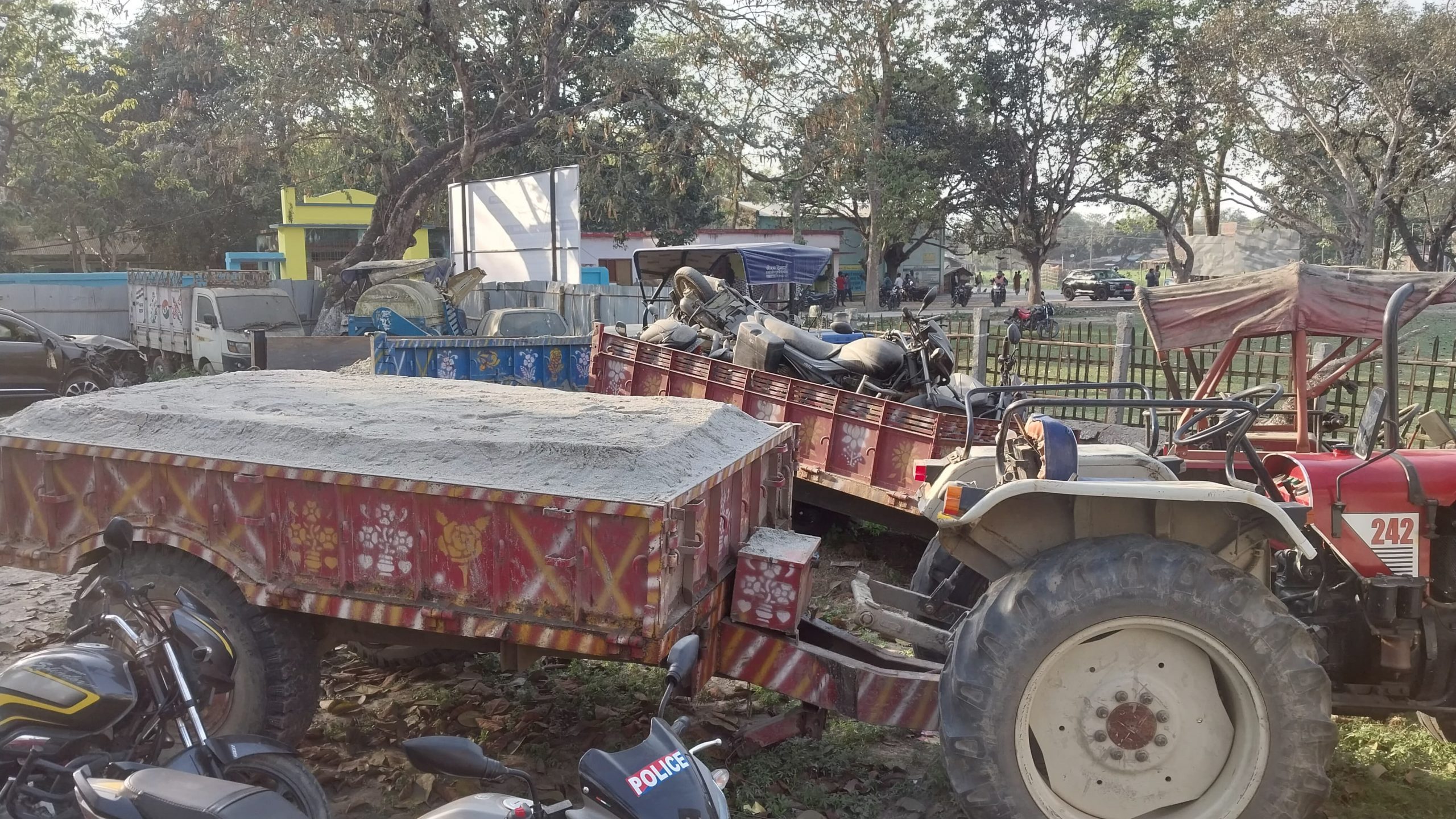 बालू लदे ट्रैक्टर को किया जब्त